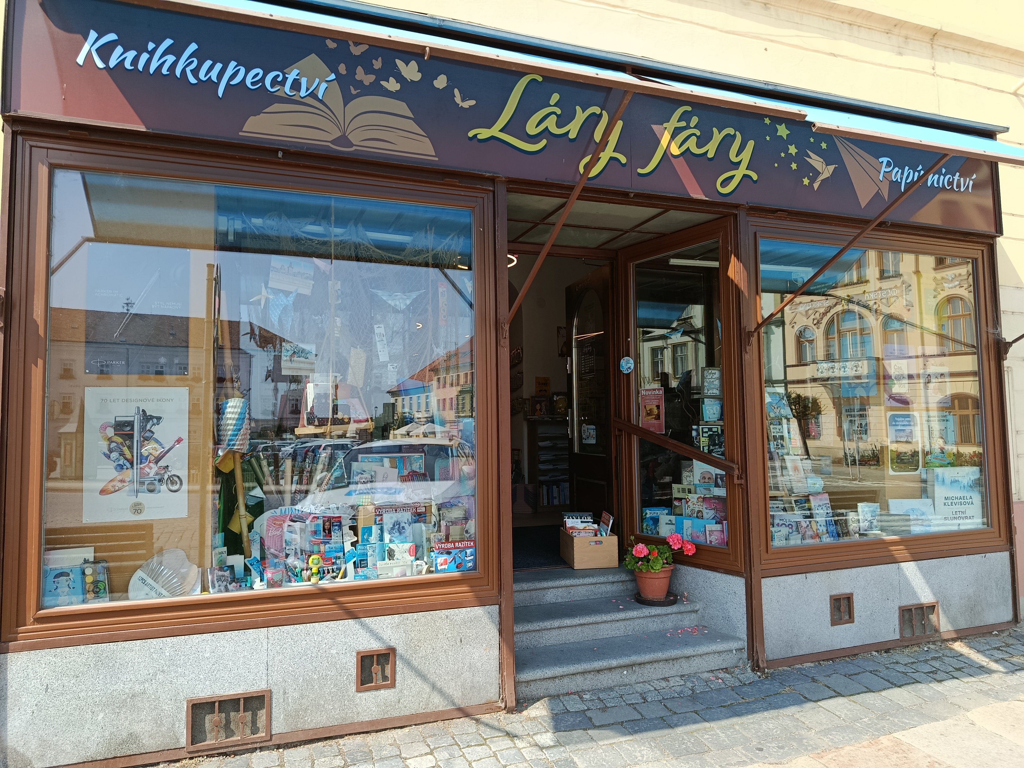 Knihkupectví a papírnictví Láry-fáry Knihkupectví a papírnictví Láry-fáry