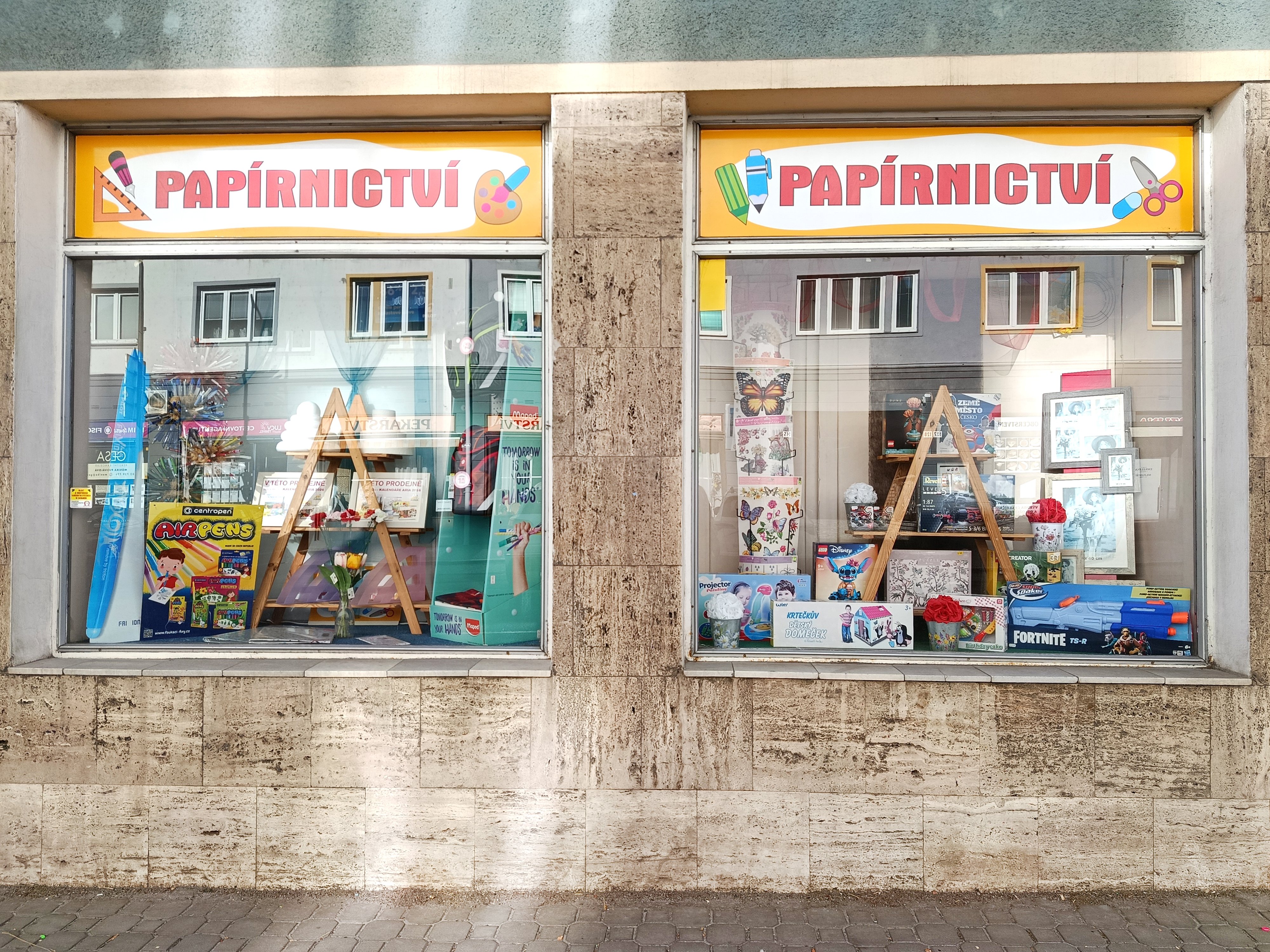 Knihkupectví a papírnictví Láry-fáry Knihkupectví a papírnictví Láry-fáry